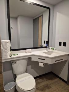 Bilik mandi di Avanta Hotel & Villas Querétaro
