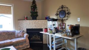 Příslušenství pro přípravu čaje a kávy v ubytování Tuscan Ridge Guesthouse Calgary West