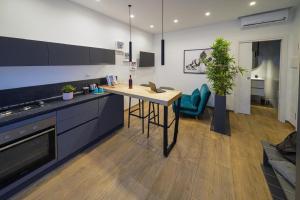 a kitchen with a island in the middle of a room at Run House 07 Rooms & Apartments in Cassano delle Murge