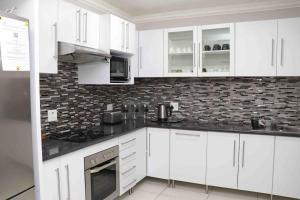 Η κουζίνα ή μικρή κουζίνα στο Luxurious 1 Bedroom Flat No 1 in Windhoek