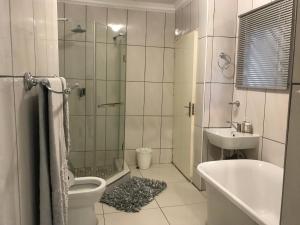 Ένα μπάνιο στο Luxurious 1 Bedroom Flat No 1 in Windhoek +3 φωτογραφίες
