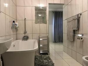 Ένα μπάνιο στο Luxurious 1 Bedroom Flat No 1 in Windhoek