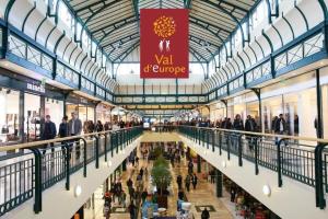 シェシーにあるdisney land apartの人々が歩き回っているショッピングモールの風景