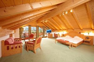 Habitación grande con cama y sala de estar. en Hotel Schatten en Garmisch-Partenkirchen