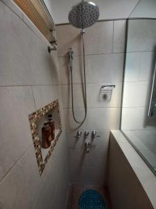 a bathroom with a shower with a sink and a toilet at Magnífica casa con cochera privada in Luján +35 photos