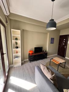 una sala de estar con un sofá y una mesa en Cozy Plevnei, en Bucarest