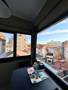 Habitación con mesa y vistas a la ciudad en Cozy Plevnei, en Bucarest 9 fotos más
