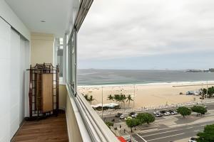 uma varanda com vista para a praia em Copacabana ampla vista mar no Rio de Janeiro