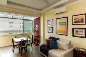uma sala de estar com um sofá e uma mesa em Copacabana ampla vista mar no Rio de Janeiro