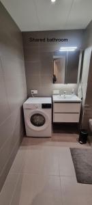 スタヴァンゲルにある8sq mts room Seaside Lervig-Parkの洗濯機と洗面台を備えたバスルーム