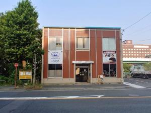 名古屋市にあるNagoya Hostel The Three Smiles / Vacation STAY 13462の街の角にある建物