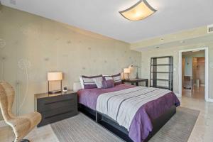 une chambre avec un grand lit et deux lampes dans l'établissement Beachfront - Panoramic View 4BR Penthouse - PH4, à Palm-Eagle Beach 50 autres photos
