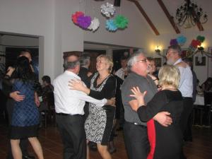 un grupo de personas bailando en una fiesta en Malom Udvar Panzió és Étterem en Bér