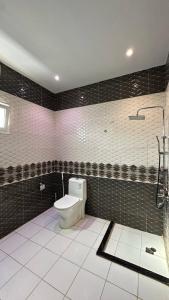a bathroom with a toilet and a shower at درة العروس البرادايس دور علوي عوائل فقط in Durat Alarous +26 photos