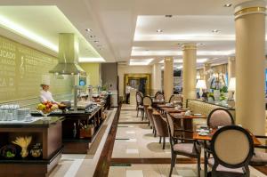 Um restaurante ou outro lugar para comer em Bourbon Hotel & Suites Curitiba