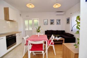 Η κουζίνα ή μικρή κουζίνα στο Apartments Nodilo +28 φωτογραφίες