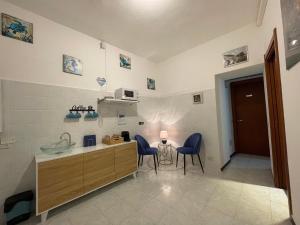 A kitchen or kitchenette at Chiara rooms