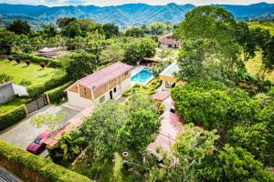 Nespecifikovaný výhled na hory nebo výhled na hory při pohledu z prázdninového domu