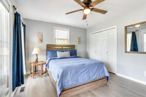 een slaapkamer met een bed en een plafondventilator bij Fire Pit and Dock Lake of the Ozarks Retreat! in Roach +21 foto's