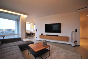 Televisi dan/atau pusat hiburan di Lakeview Design Apartment