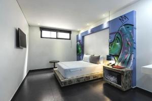 Postel nebo postele na pokoji v ubytování Graffity Hotel Med