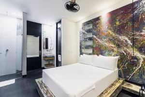 Postel nebo postele na pokoji v ubytování Graffity Hotel Med