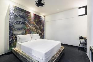 Postel nebo postele na pokoji v ubytování Graffity Hotel Med