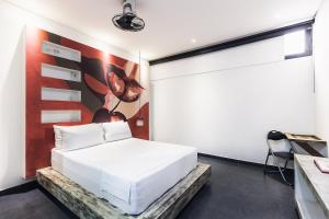 Postel nebo postele na pokoji v ubytování Graffity Hotel Med