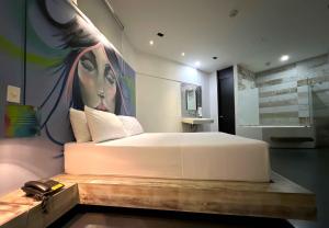 Postel nebo postele na pokoji v ubytování Graffity Hotel Med