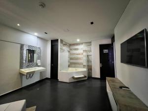 Postel nebo postele na pokoji v ubytování Graffity Hotel Med + 37 fotografií