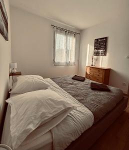 a bedroom with a bed with two towels on it at Villa de Montchamp in Chambonas