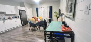 Cucina o angolo cottura di Two Bedroom Serenity with AC- Complimentary Welcome Treats