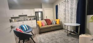 Cucina o angolo cottura di Two Bedroom Serenity with AC- Complimentary Welcome Treats