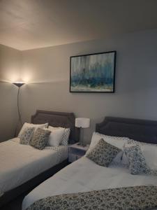Letto o letti in una camera di Two Bedroom Serenity with AC- Complimentary Welcome Treats