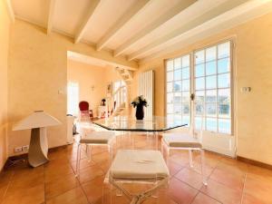 Villa Tournesol - Villa idéal pour les familles Quartier résidentiel MAE-5271 في لا غراند موت: غرفة معيشة مع طاولة وكراسي زجاجية