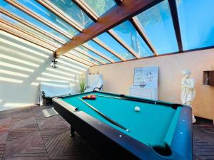 Villa Tournesol - Villa idéal pour les familles Quartier résidentiel MAE-5271 في لا غراند موت: طاولة بلياردو في غرفة بها نافذة سقفية