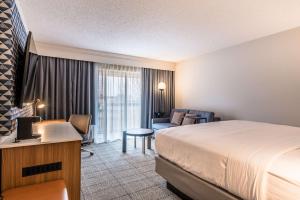 Postel nebo postele na pokoji v ubytování Sonesta Select Dallas Richardson