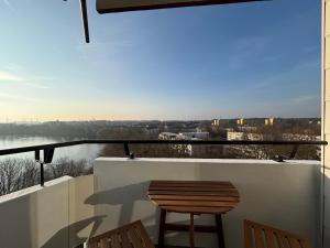 Balkon atau teras di Lakeview Design Apartment