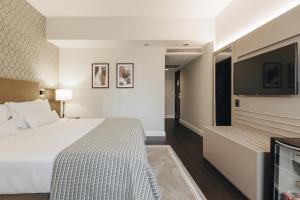 Cama ou camas em um quarto em Bourbon Hotel & Suites Curitiba