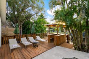 Κήπος έξω από το Waterfront House - Solar Heated Pool, Arcade Games