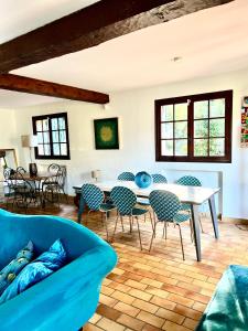salon z kanapą, stołami i krzesłami w obiekcie Entre Nice et Monaco grande Villa avec piscine privée 12 personnes w mieście Drap