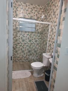 a bathroom with a toilet and a sink at Pousada Jardim Botanico SEM estacionamento in Curitiba