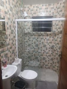 a bathroom with a toilet and a sink at Pousada Jardim Botanico SEM estacionamento in Curitiba