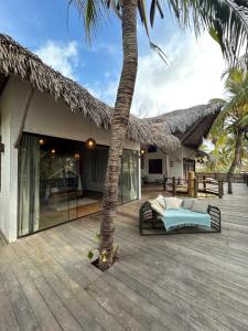 una terrazza del resort con un letto e una palma di Casa Camurupim a Barra Grande