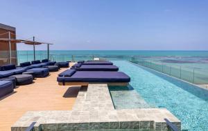 Hồ bơi trong/gần New Time Conforto e Sofisticacao a Beira Mar