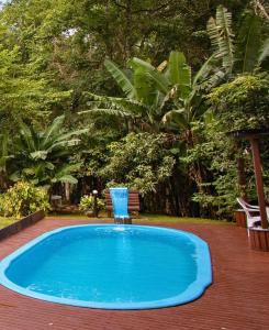 a small blue pool with a blue glass centerpiece at Chalé Recanto do Frassetto in Siderópolis