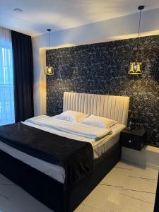PʼarakʼarLux Plaza的一间卧室设有一张大床和黑色墙壁