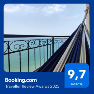 Un cartel de una hamaca con el texto "Travelling Review Awards" en Rodadero mágico Apartamento frente al mar, en Santa Marta