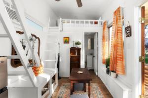 奥斯汀Cozy Tiny Home on an Eco Farm的走廊设有白色的楼梯和桌子