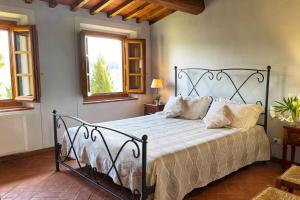 サン・カシャーノ・イン・ヴァル・ディ・ペーザにあるSuite Luce at Villa Santa Lucia Nuovaのベッドルーム1室(金属製ベッド1台、白いシーツ、枕付) +26枚の写真